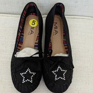 Mia Kids girls size 5 black slip-ons with gem star